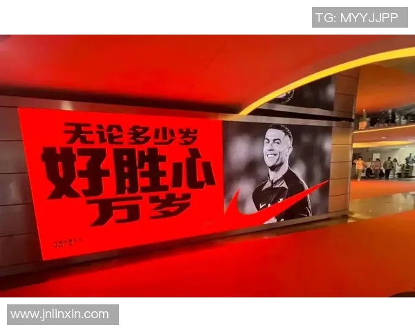 C罗海报展现足球明星魅力与激情引领全球球迷热潮
