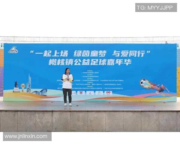 足球明星的浪漫追逐在绿茵场上绽放爱的火花与梦想的交织